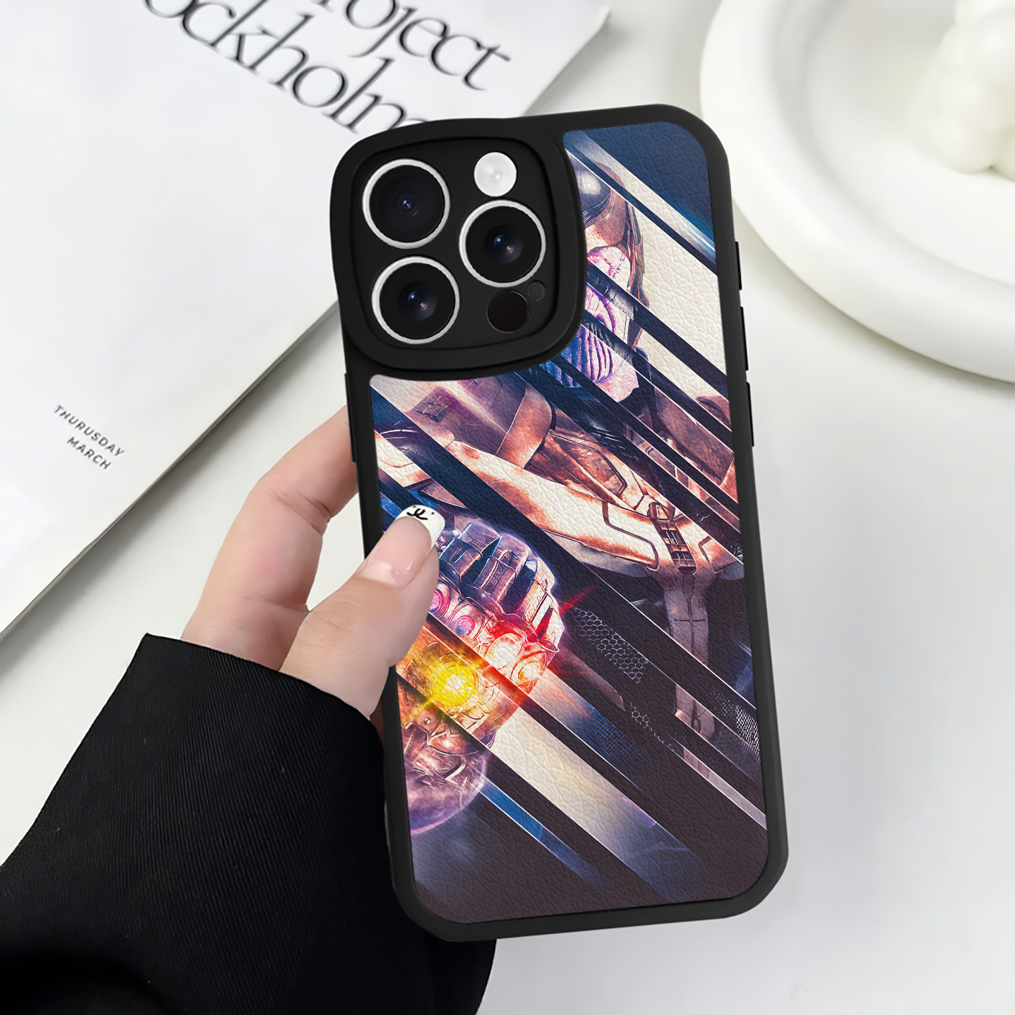 （画像用） アベンジャーズ The Avengers 【iPhone 16シリーズ対応】シリコンスマホケース（レザー調） 材質：シリコン
